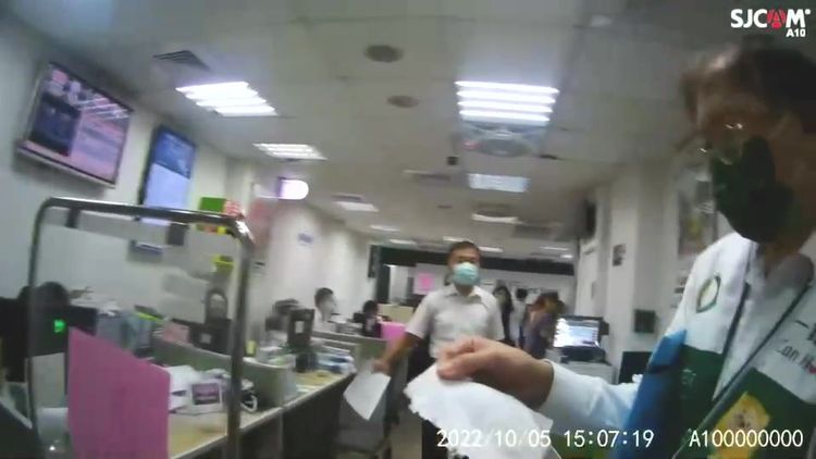 銀行人員將求救紙條遞給警方。翻攝畫面