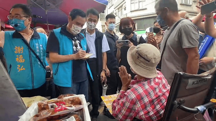 販賣刮刮樂的身障者，爭取馬英九簽名後高喊：凍蒜！民眾提供