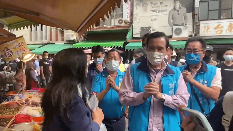 前總統馬英九上午陪同國民黨苗栗縣長參選人謝福弘，前往市場掃街拜票。民眾提供