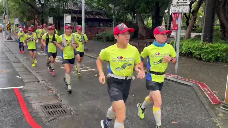 猴子兵團9日上午10時從宜蘭火車站前出發。讀者提供