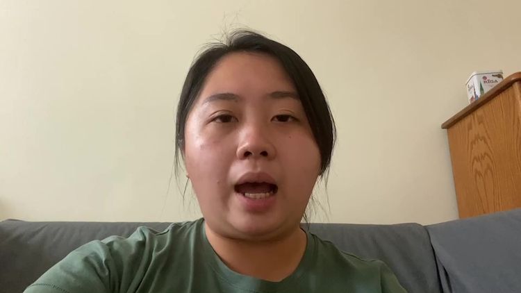 楊佩樺表示，丈夫不了解以過去的紀念照作為競選看板使用，軍方僅轉告撤下，並無違法情事。楊佩樺提供