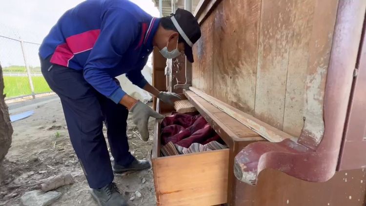 清潔隊員在大型家具找到6只金戒指。民眾提供