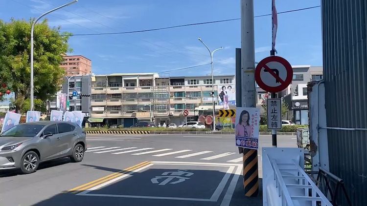 員林市復興路與莒光路口設有禁止左轉的警告標誌。孫英哲攝