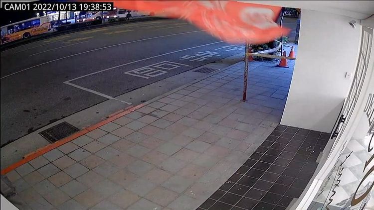 甜點店監視器可以看到當時現場風很大。民眾提供