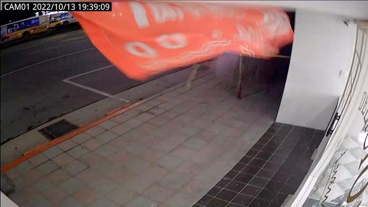 約7點半鷹架受不了風吹就掉落在人行道上。民眾提供