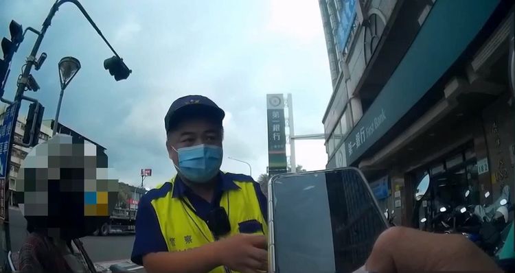 警方苦口婆心勸說，楊女（左）終打消匯款。讀者提供