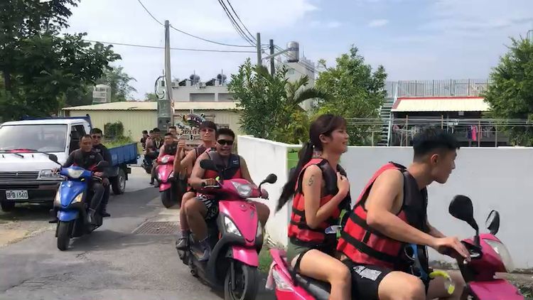 東港往返小琉球的航線正常，不少遊客登島戲水。讀者提供