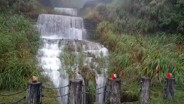 攔砂壩冒出大水。園方提供