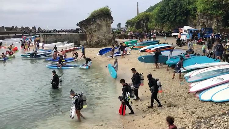 許多遊客在小琉球玩浮潛。讀者提供