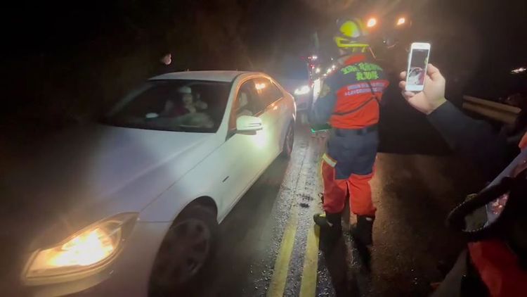 消防局人員逐一清點車輛及人數，同時發放物資。讀者提供