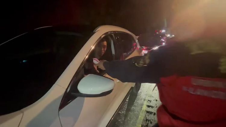 消防局搜救人員發放物資給受困民眾。讀者提供