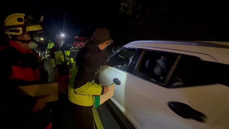 消防局人員逐一清點車輛及人數，同時發放物資。讀者提供