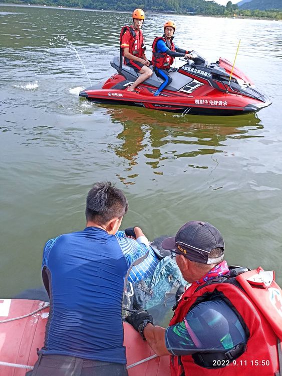 老翁遺體浮出水面。翻攝畫面