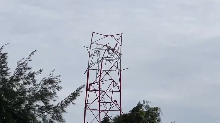 央廣鹿港分台的發射塔塔端被強風吹斷。孫英哲攝