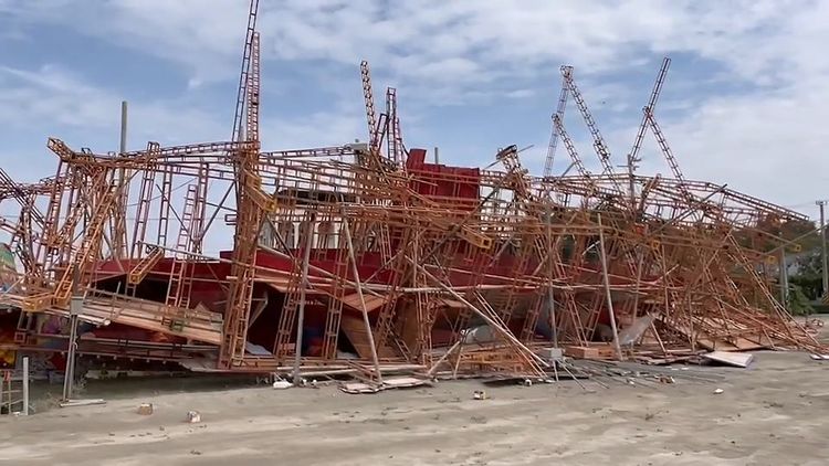 芳苑鄉崙腳村崙德宮舉辦醮壇法會，醮壇被強風吹倒。民眾提供