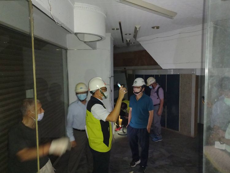高市府今早與土木技師等公會成員到鹽埕區一棟老舊大樓進行建物安全與傾斜率鑑定。高市府提供