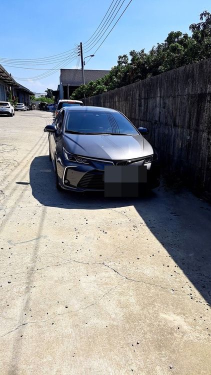 警方在楓樹南街尋獲搶匪使用車輛。民眾提供