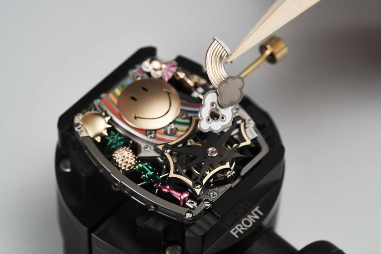 6點處的陀飛輪橋板採用雲朵型態呈現，展現童心趣味。品牌提供