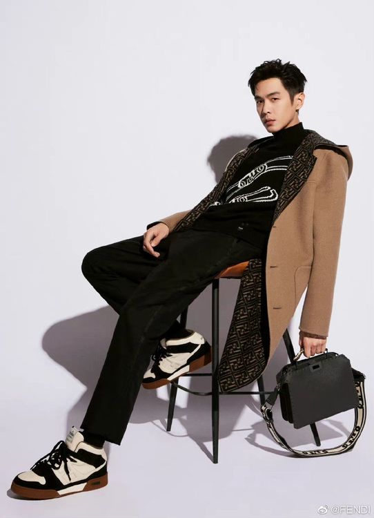 中國男星張若昀演繹限定系列下的Peekaboo ISeeU男士新包。翻攝FENDI微博