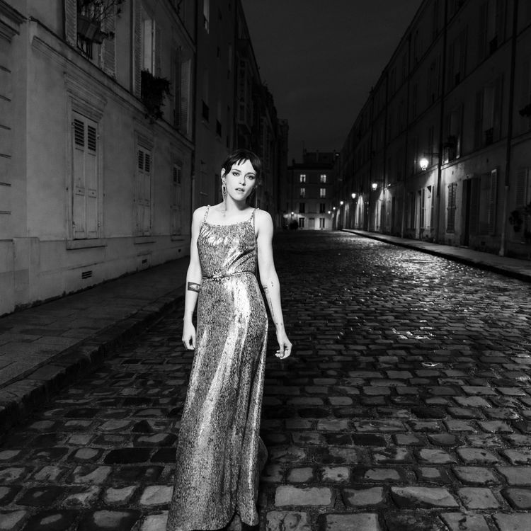 克莉絲汀史都華為香奈兒2023春夏大秀拍攝前導影片。品牌提供