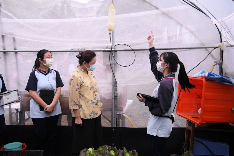 花崗國中學生在校園學習當個農夫。縣府提供
