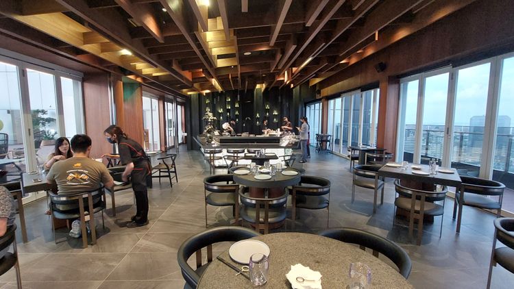 承億酒店擁有俯瞰環視港灣海景的主題餐廳。凃建豐攝