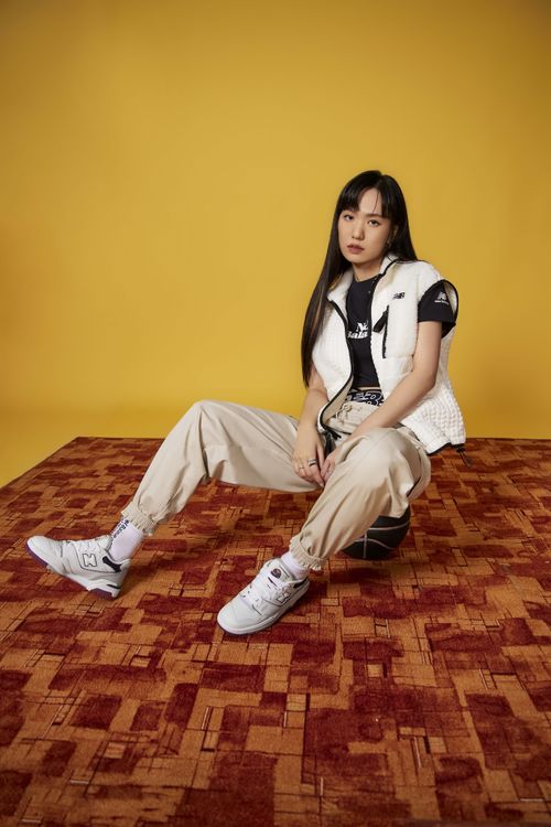 甜美的孫盛希以個性表情詮釋New Balance 550鞋款。品牌提供