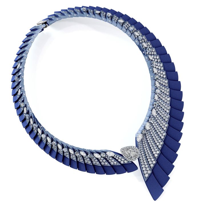 Ascending Shadows項鍊，鑲嵌3.41克拉淡彩灰鑽主鑽，約2165萬元。品牌提供