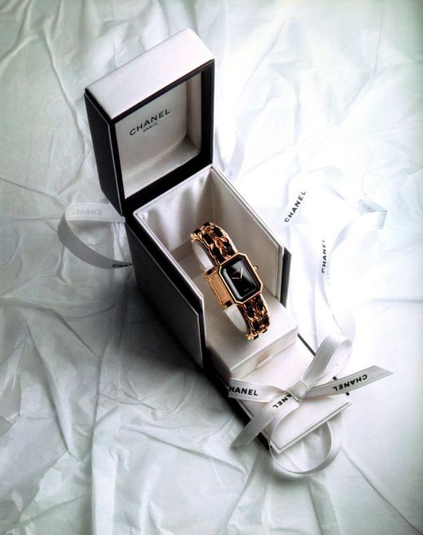 1987年問世的Première腕錶，其以N°5香水瓶蓋為靈感的錶殼造型及皮穿鍊錶帶，奠定了香奈兒永恆不衰的時間美學。品牌提供