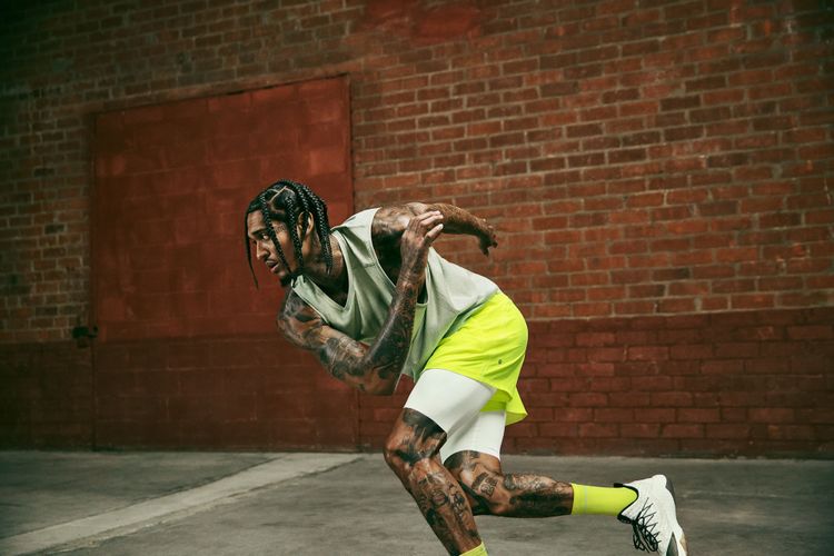 NBA球星克拉克森為lululemon男士系列拍攝形象照，為品牌男裝挹注活力感。品牌提供