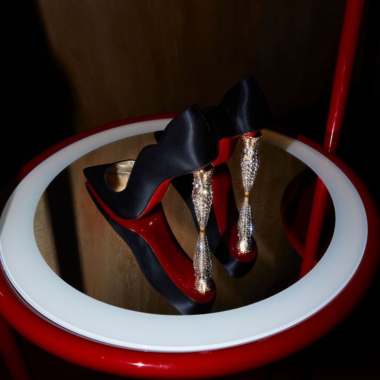 「紅底鞋」獨特的口紅鞋跟，也推出了鑲嵌水鑽的全新款式。品牌提供