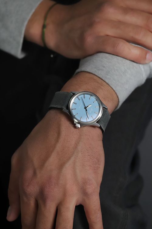 Sinn 556海水藍寶色面盤精鋼腕錶，限量400只，5萬5000元。品牌提供