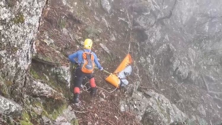 搜救人員克服地形，搬運陳伯均遺體。民眾提供