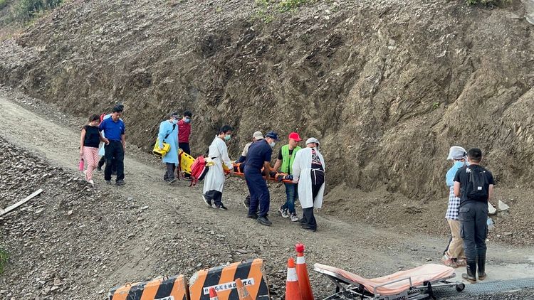 駕駛與另名乘客受重傷送往旗山醫院救治，其他3名輕傷則送義大醫院。侯昌騰攝