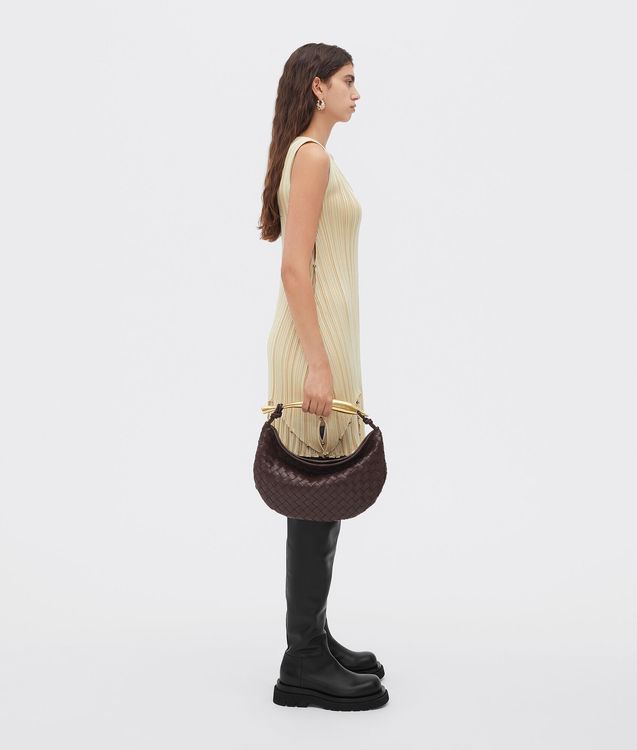 Sardine深巧克力色羊皮編織手提包，13萬1300元。品牌提供