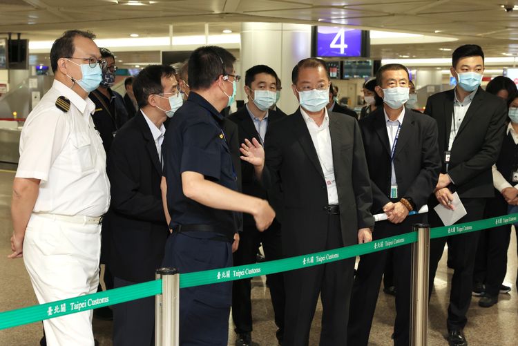 警政署長黃明昭至桃園機場視察航警相關負責工作。航警提供