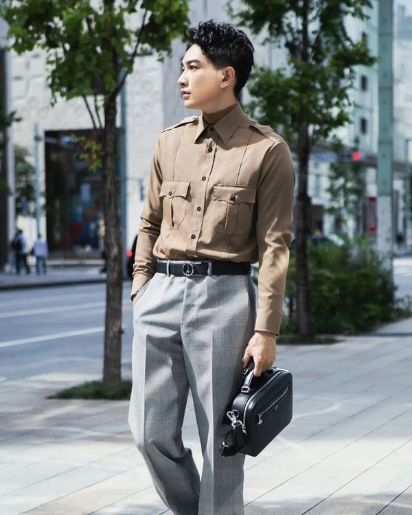 日本男星町田啟太拎著Rollagas小提包漫步街道，心情輕鬆。翻攝keita_machida_official IG