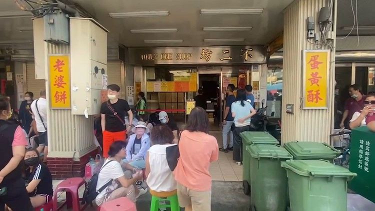 不二坊店外每逢中秋便出現排隊搶購景象。民眾提供