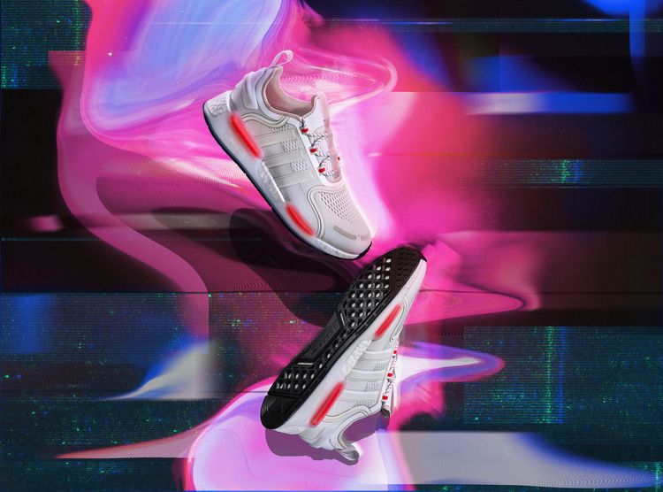 Rosé配搭的NMD_V3白橘配色中性鞋，5690元。品牌提供