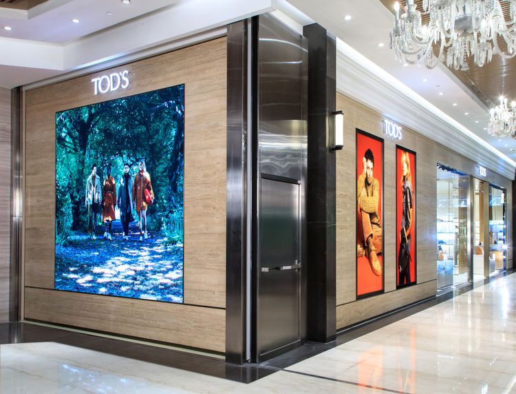 TOD’S微風南山概念店外，有品牌全台唯一動態LED螢幕牆。品牌提供
