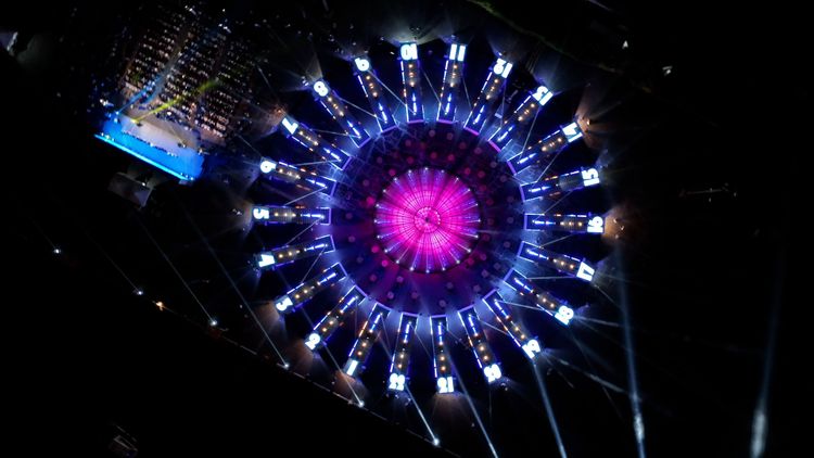 2022台灣設計展主場位於蓬萊商港區旁的「設計中島」，夜間並可看「設計擎天光之展演」。高市府提供