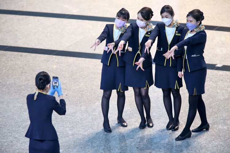 今年6月櫃檯服務同仁轉職，同事們在機場合影留念。施昂強攝