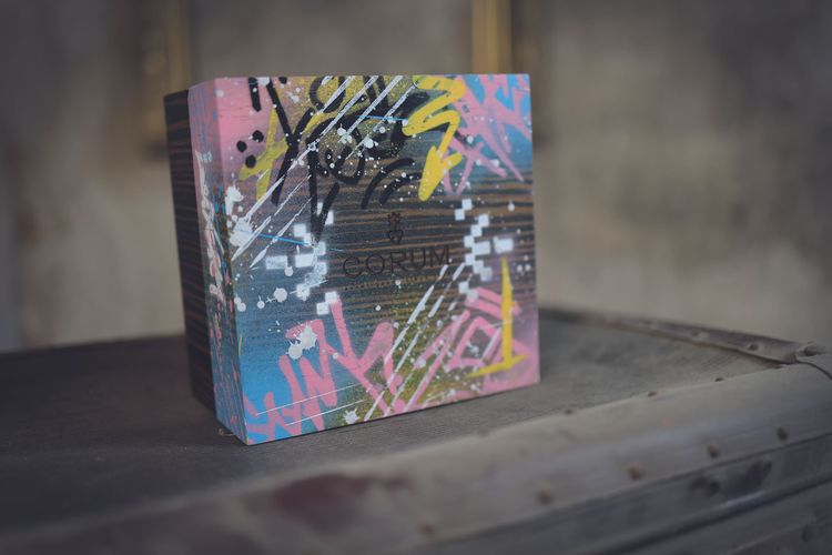 每只錶盒皆由Aiiroh親手噴塗上不同色彩。品牌提供