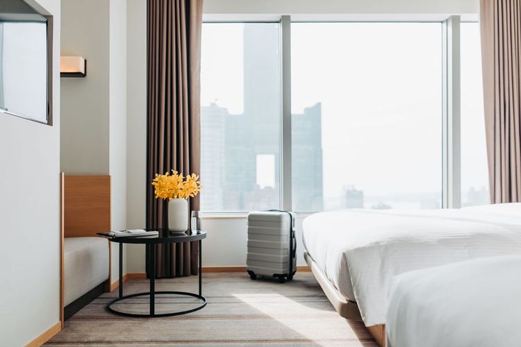 首晚入住高雄中山館，即贈送「和逸飯店‧台南西門館」住宿券乙張及獨家伴手禮。業者提供