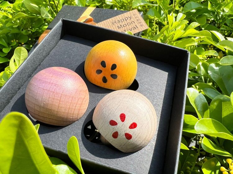 園區品牌店家搭配中秋及教師節，推出「木作月餅」、「藍染書衣」等限定禮盒。全聯善美的文化藝術基金會提供