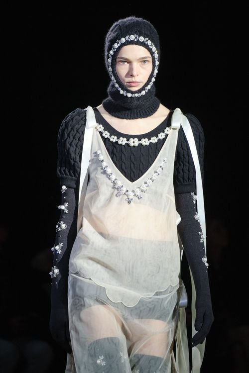 本季以黑白為基調，並引入水鑽、珍珠等Simone Rocha迷戀的華麗符碼。喜事國際提供