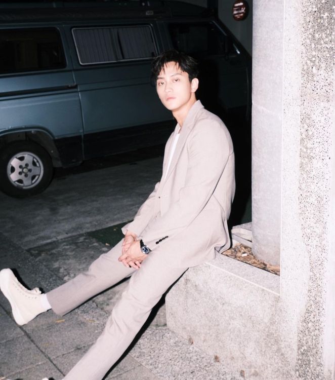 男星范少勳以全套Club Monaco西裝，詮釋瀟灑愜意的時髦態度。翻攝fan82114 IG