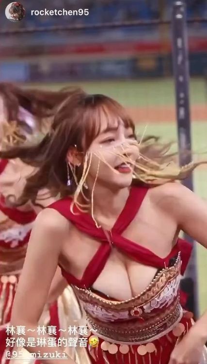 舞孃裝扮的林襄勁歌熱舞。翻攝自林襄IG