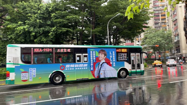 Lulu笑說金鐘當天的禮車要改坐這台225公車。彭欣偉攝