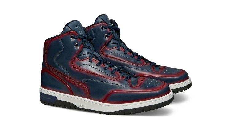 Playoff鋼青色拼紅色運動鞋，7萬7500元。品牌提供